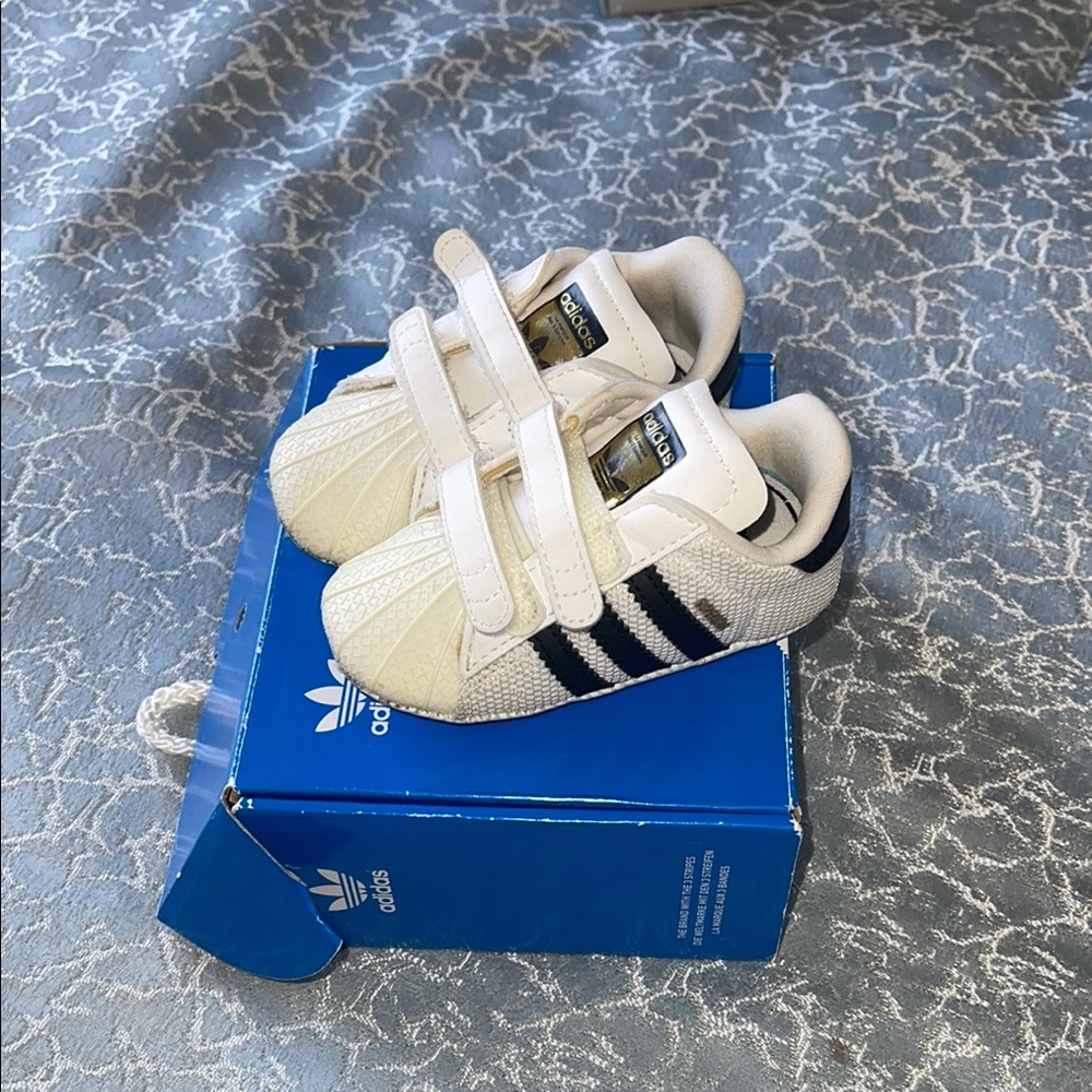 Baby Walker Sneakers with Shell Toe
Gently worn - slight discoloration